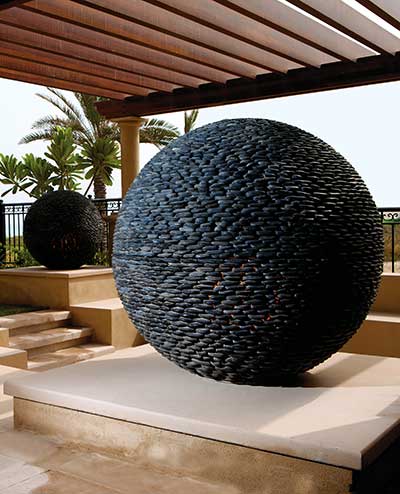 Esculturas de gran tamaño Planeta Oscuro para el Hotel Annexe en Abu Dhabi