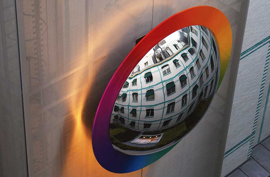 Reflejos en la escultura de espejo de pared de grandes dimensiones en el Hotel Península de París