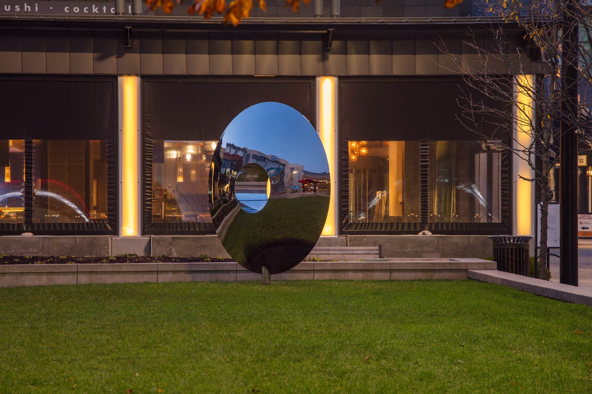 Torus, Skulptur aus Edelstahl für Außenräume