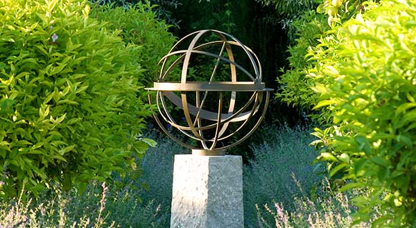 Esfera armilar en latón en un pedestal de piedra