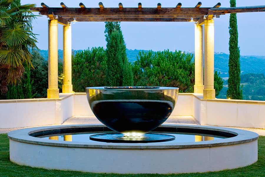 Chalice, moderner Wasserbrunnen für Außenräume