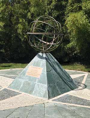 Une sphère armillaire pour commémorer les 70ans du Jardin Botanique de Vauville en Normandie