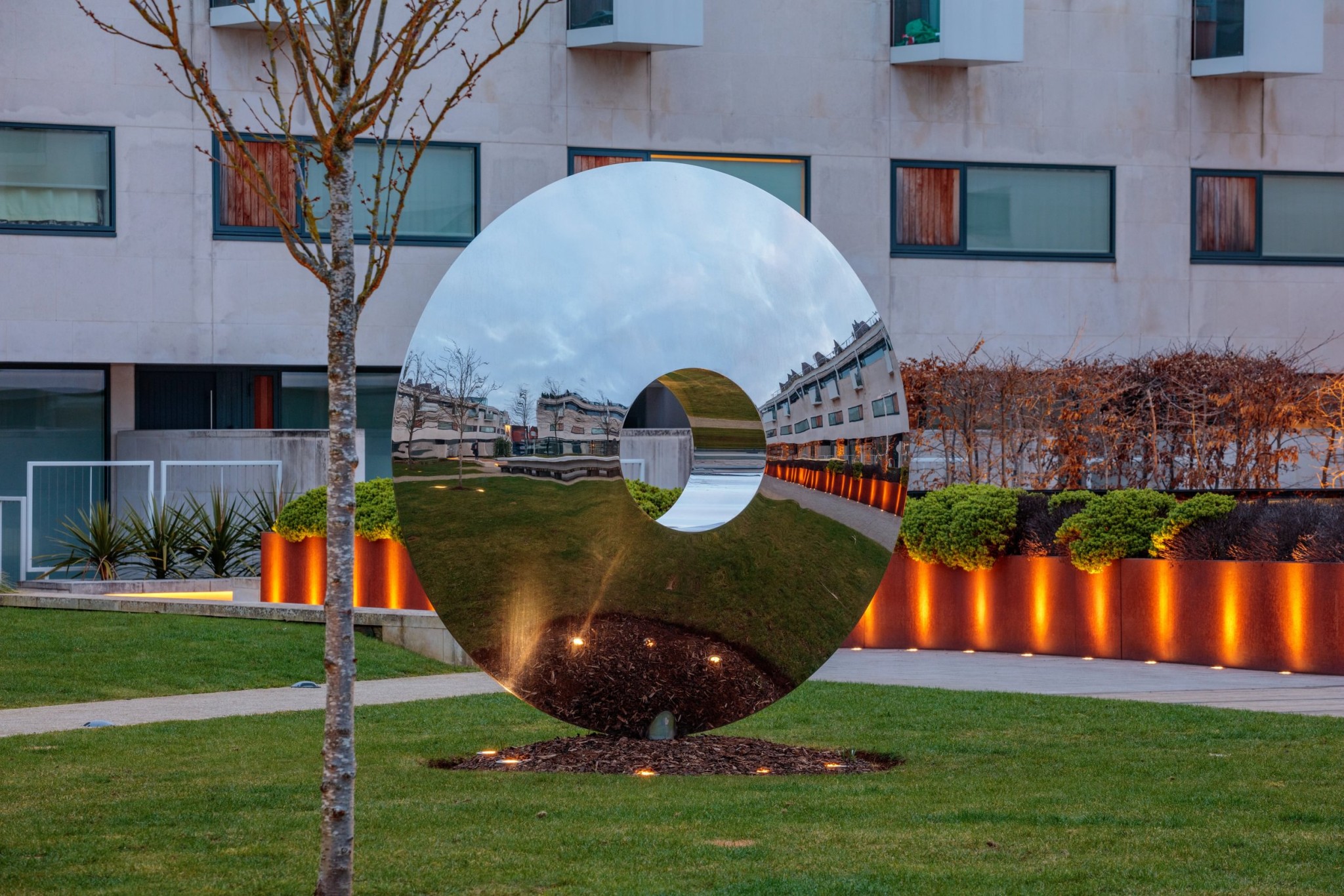 Große Skulptur aus Edelstahl für Außenräume