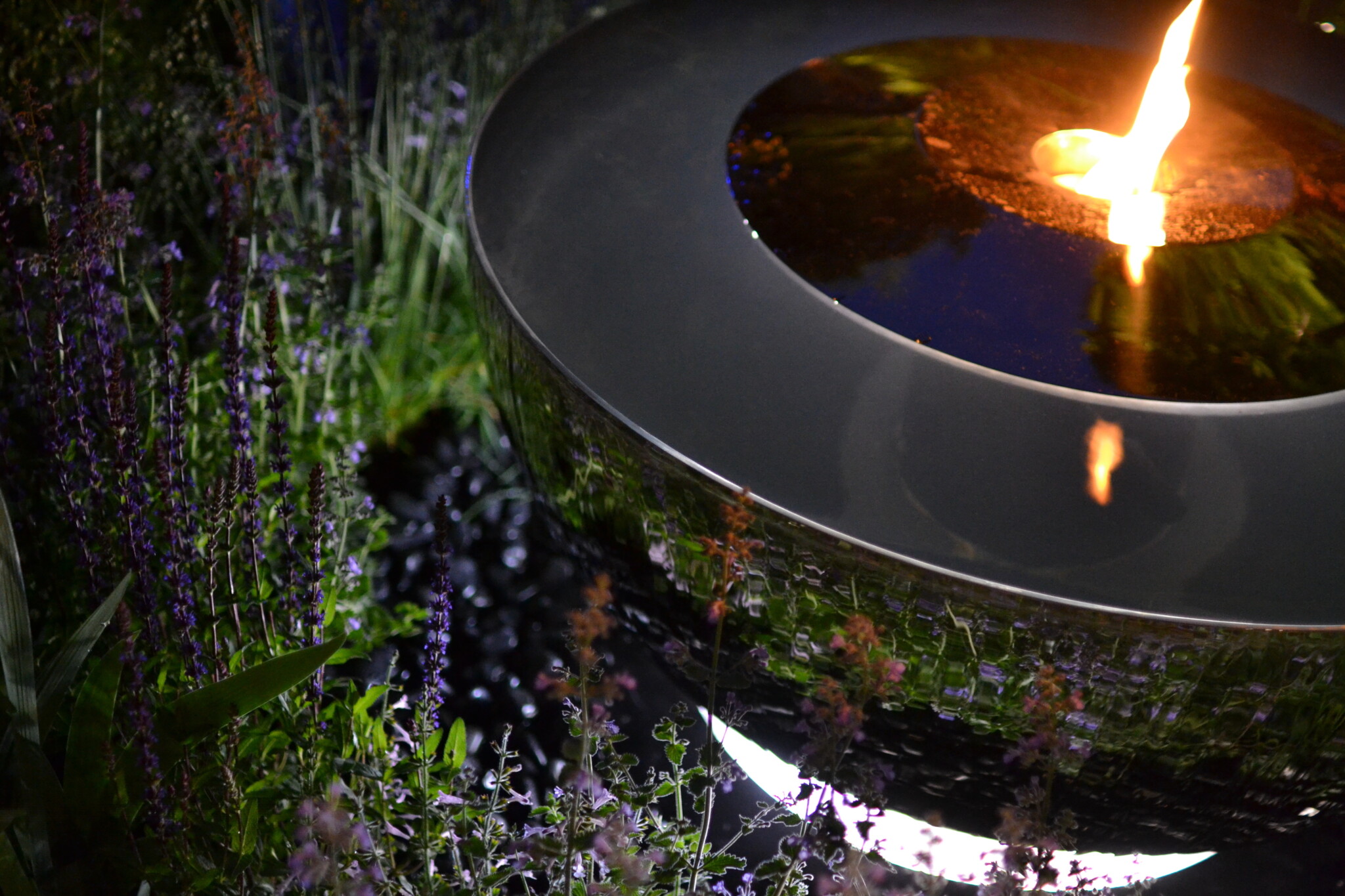 Mesa de fuego con una hoguera central en acero inoxidable
