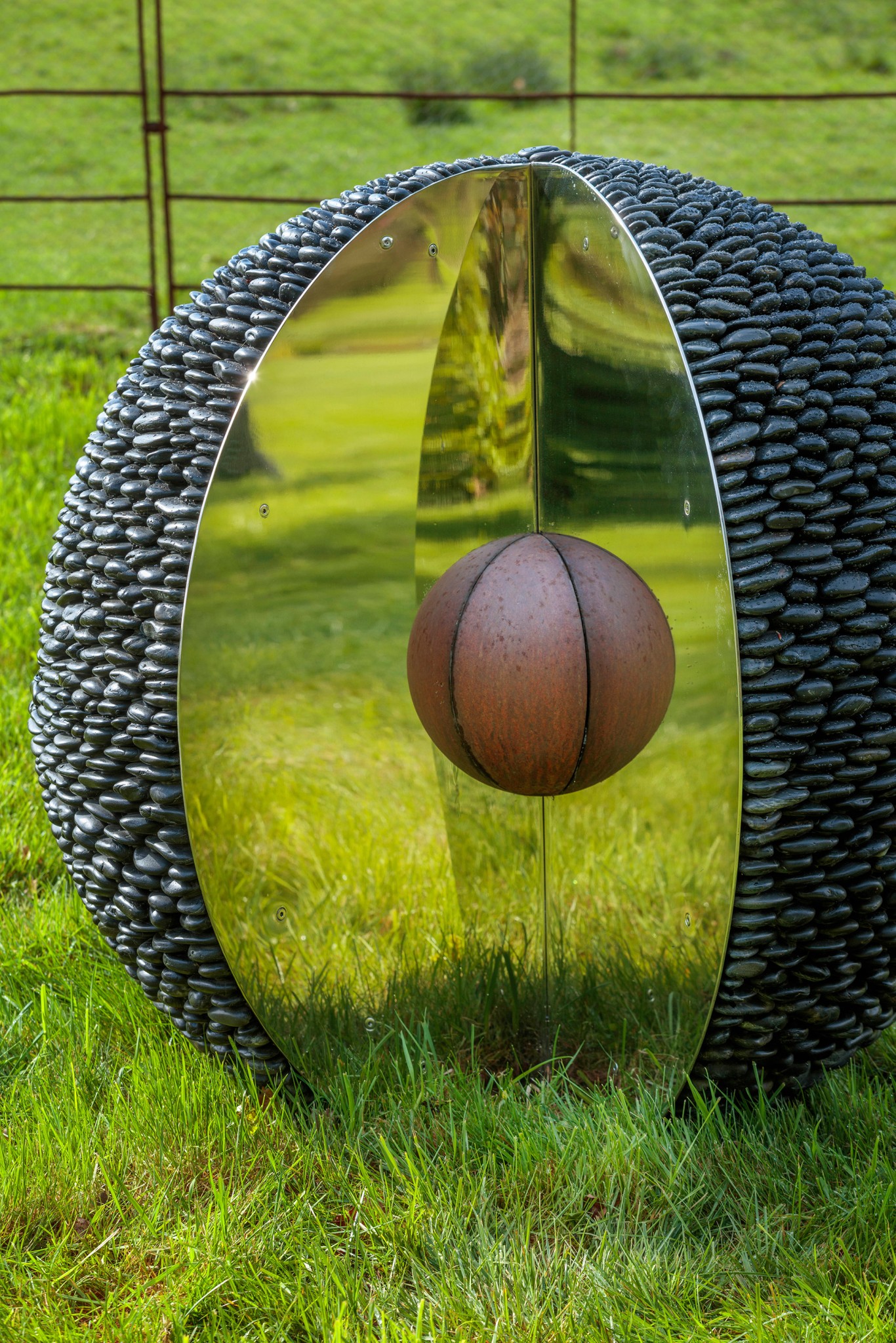 Esfera de piedra para jardines que presenta un corte en forma de cuña