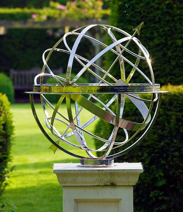 Traditionelle Armillarsphäre Sonnenuhr in einem modernen Garten