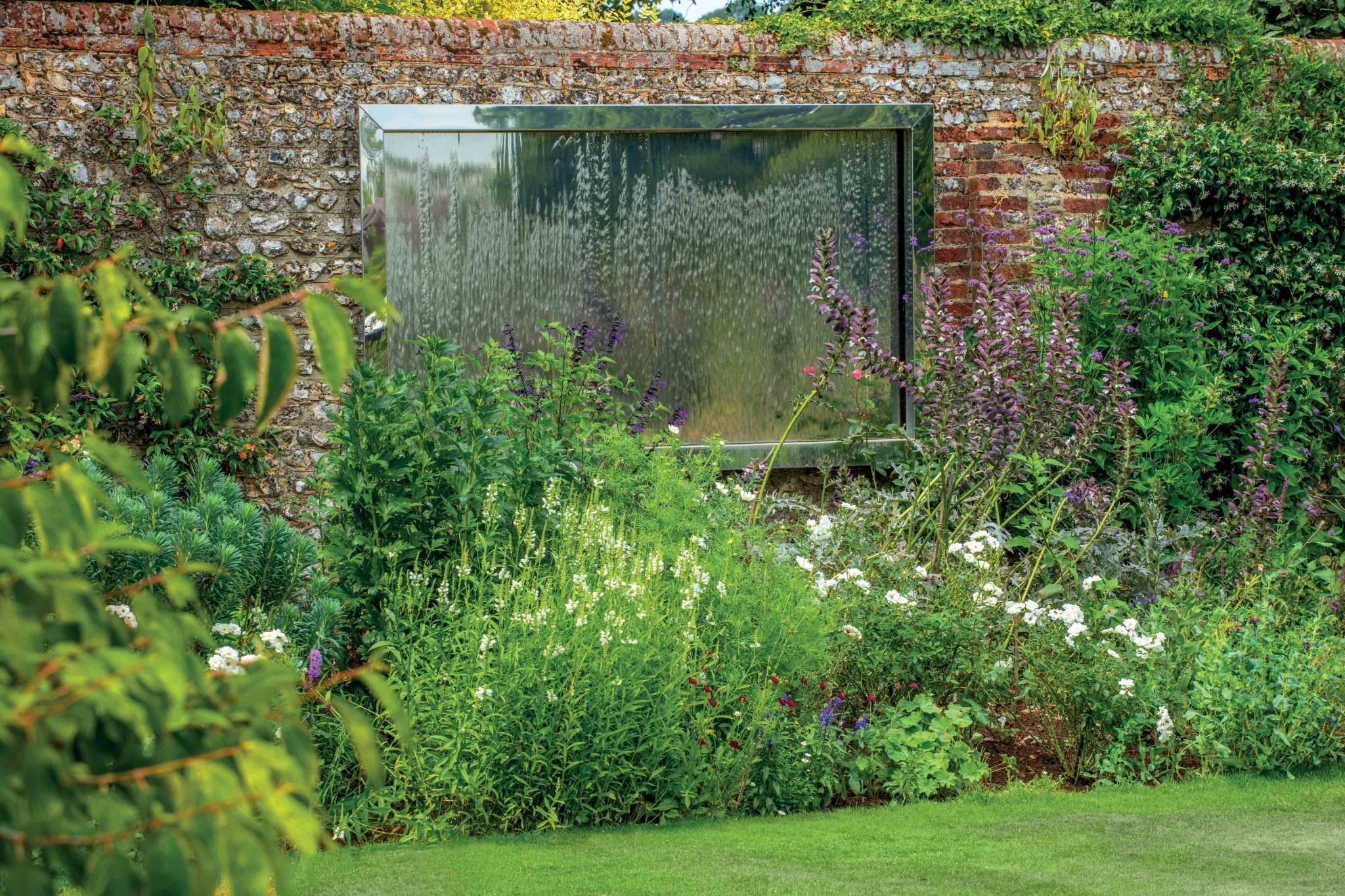 Stainless steel water wall with pebbles