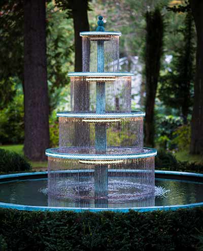 Mehrstufige Wasserbrunnen | Der dreistufige Crucello-Brunnen aus Bronze