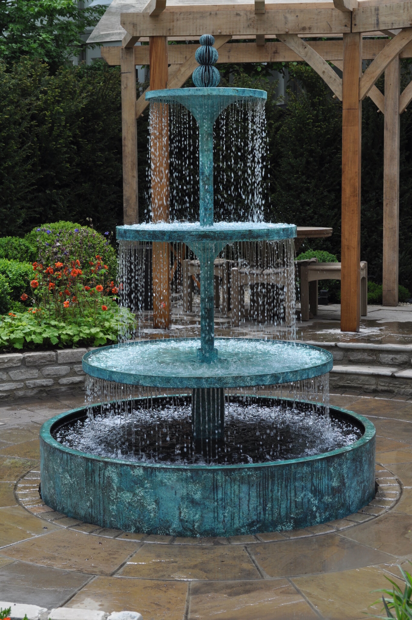 Mehrstufige Wasserbrunnen | Der dreistufige Crucello-Brunnen aus Bronze