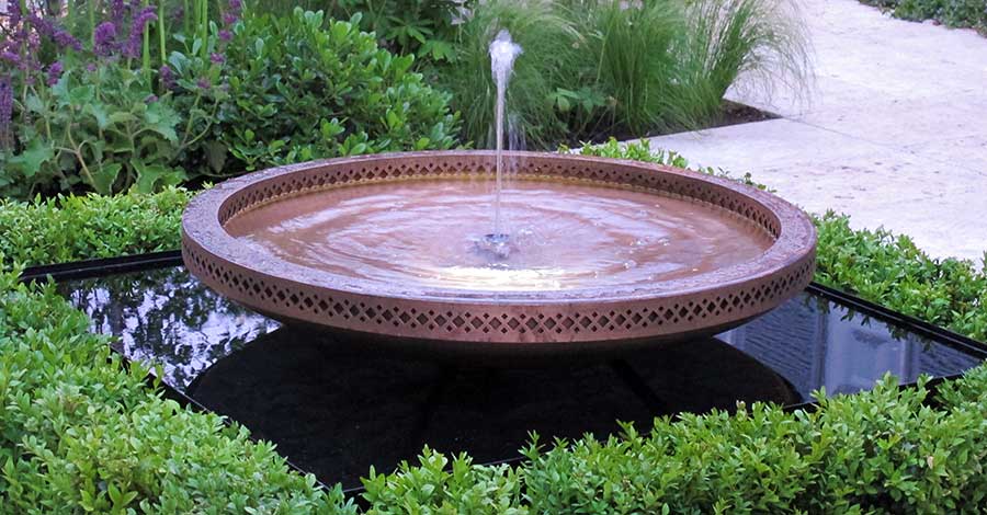 Fuente ornamental en forma de vasija de estilo árabe