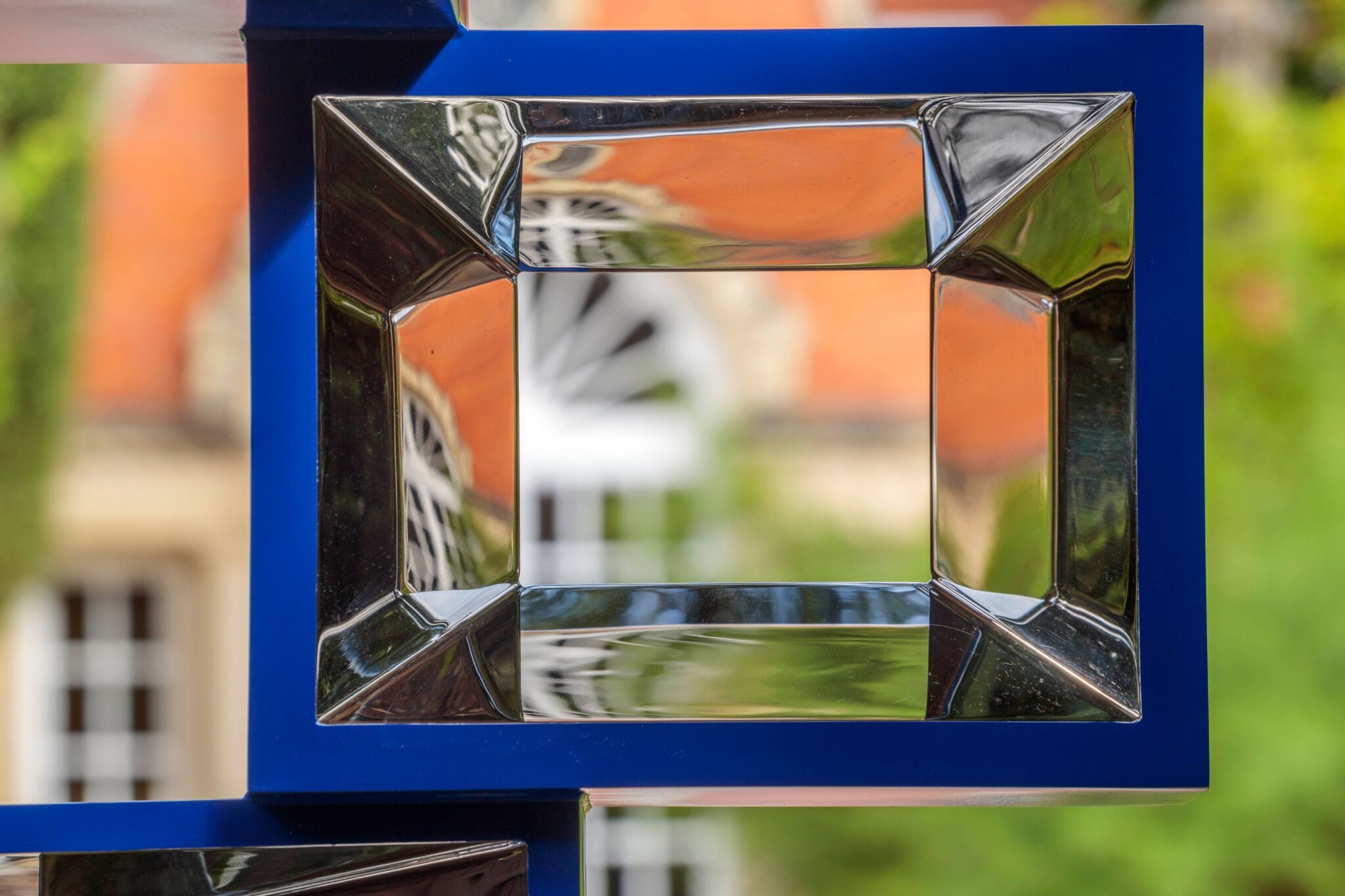 View through a single square of a Corbusier inspired bespoke sculpture made of powder-coated and mirror-polished stainless steel.